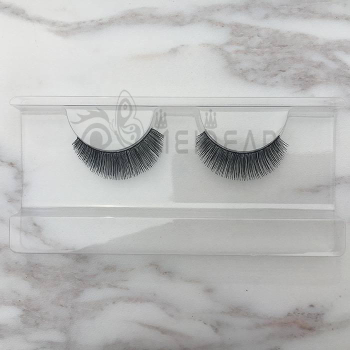 Natural looking false eyelashes